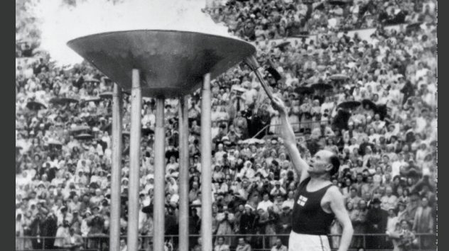 Helsinki 1952-Paavo NURMI (FIN) allume la flamme olympique.