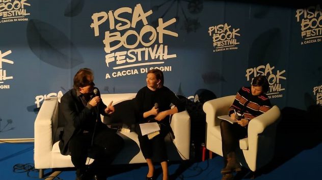 Hilla Okkonen Pisa Book Festival nel 2018 con lo scrittore Kjell Westö